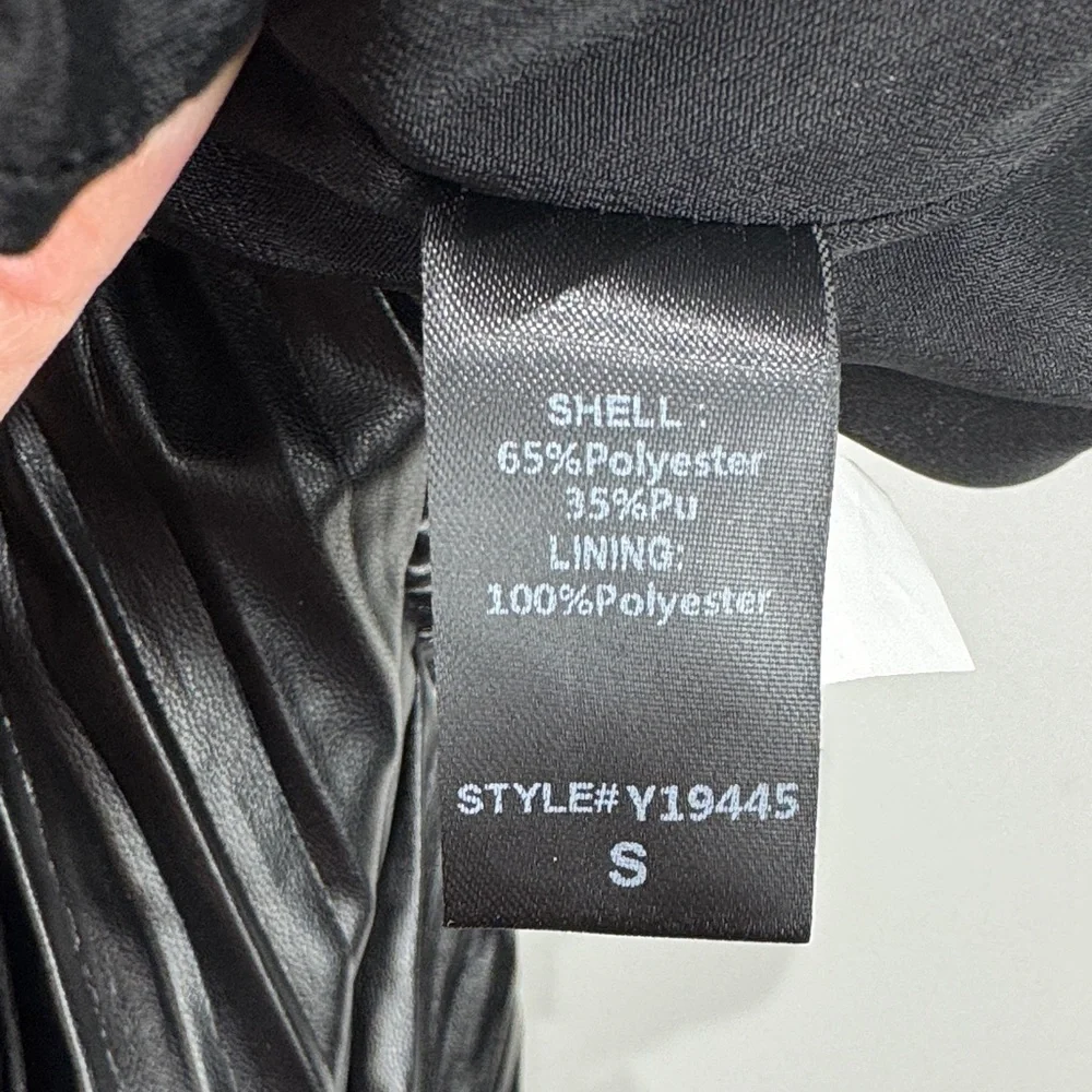 NWT DO+BE Black Faux Leather Mini Pleated Skirt. Size Medium